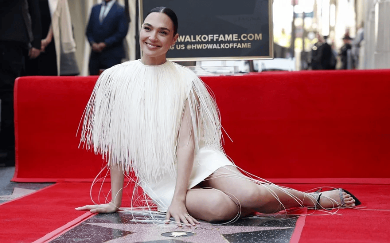 La actriz israelí Gal Gadot recibió una estrella en el emblemático Paseo de la Fama de Hollywood