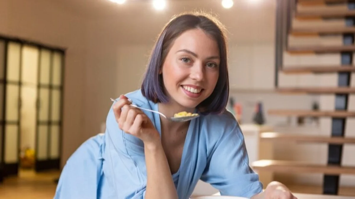 Contrario a lo que se cree: así debe ser la cena para dormir mejor y levantarse con el vientre plano