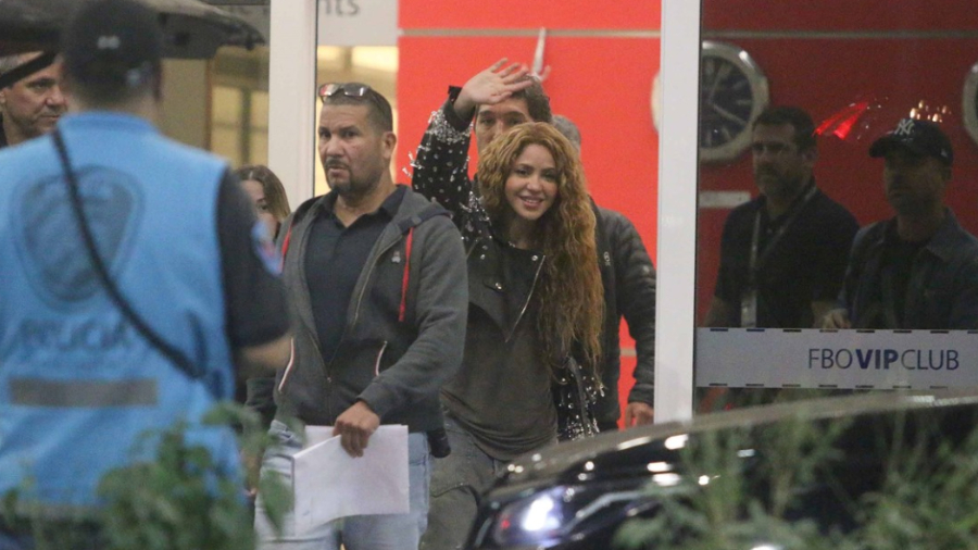 Shakira llegó a Argentina tras cancelar sus shows en Chile: look canchero y saludo a sus fans