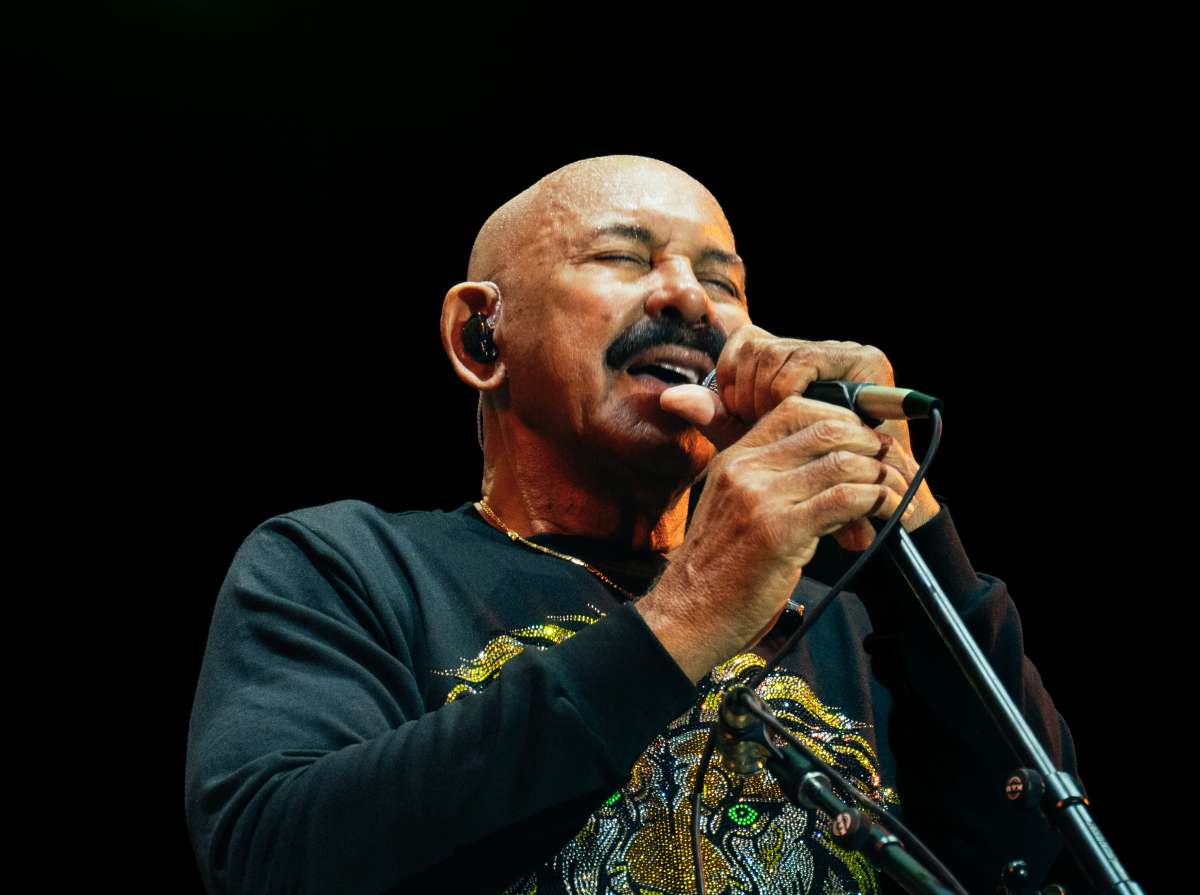 El rugido del venezolano Oscar D’León hizo vibrar al público mexicano en la celebración de Carnaval