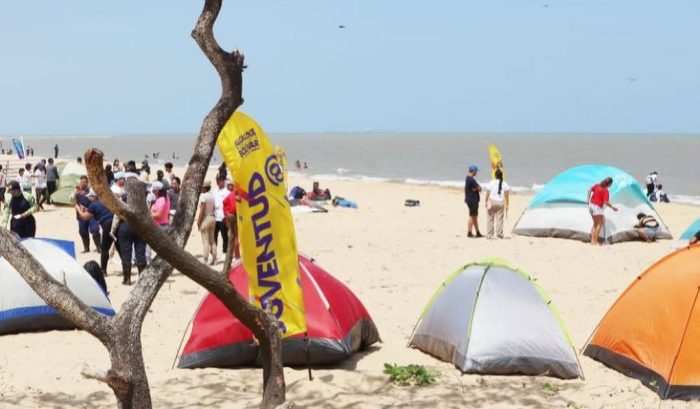 Más de 450 jóvenes en Barcelona disfrutaron al máximo del Campamento Ecosocialista en playa Pepe durante Carnaval