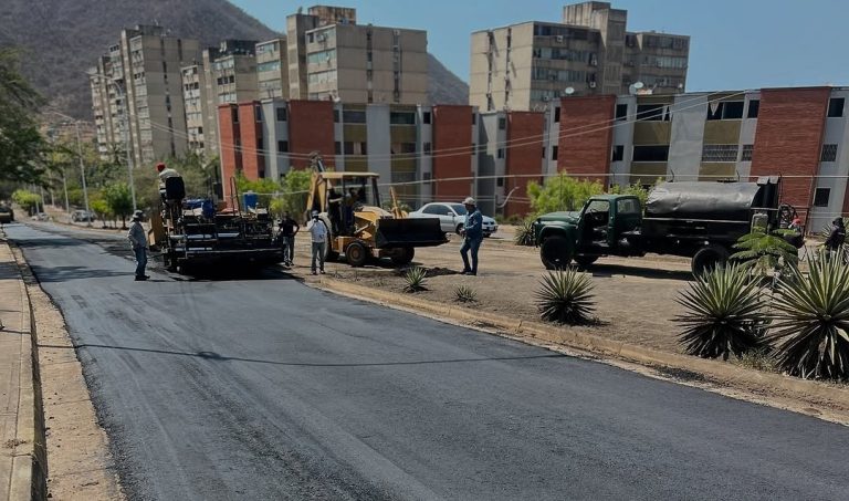 2.000 toneladas de asfalto serán colocadas inicialmente en cinco vías del sector El Samán en Barcelona