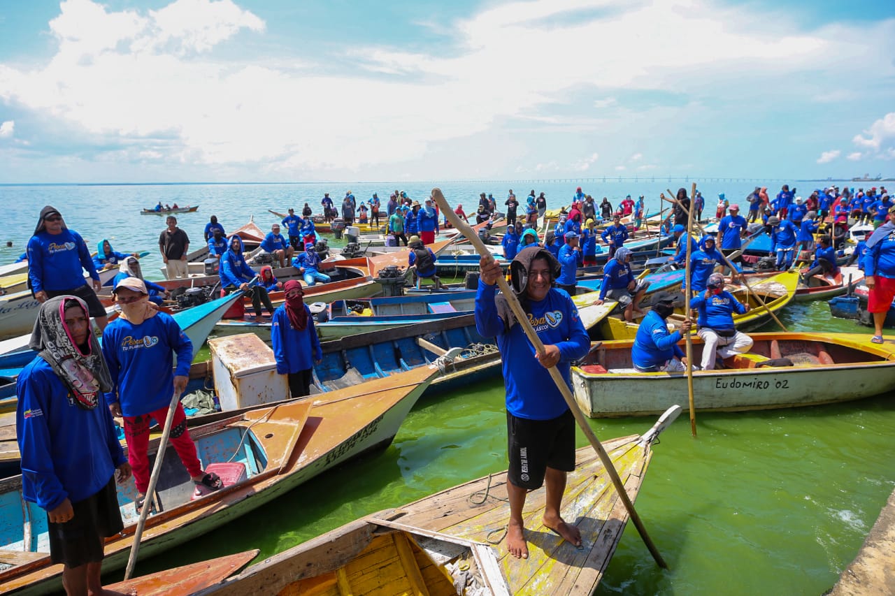 Pescadores artesanales sanean el Lago de Maracaibo para proteger el medio ambiente