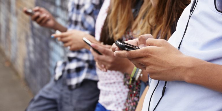 Estudio revela preocupänte aumento en la infëlicidad adolëscente ligada al uso de smartphones