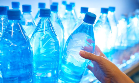 Descubrimiento älarmante: el agua embotellada como vectör principal de micröplásticos y benzöpïreno, rïesgö para la salud humana