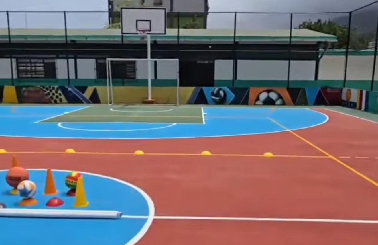 Reinauguran cancha de usos múltiples en colegio Eugenio María Hostos de La Guaira