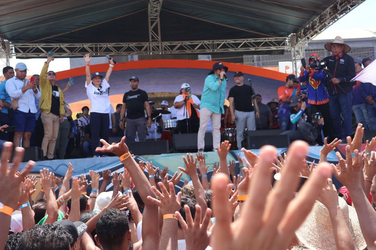 Carabobeñas celebraron el Día Internacional de la Mujer en Playa Waikiki de Puerto Cabello (+ Fotos)