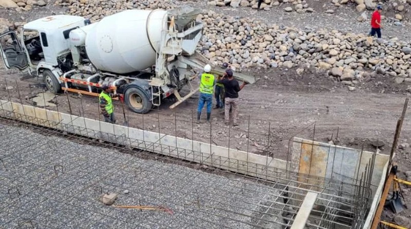 Autoridades supervisan trabajos de construcción del dique Yoroko en Cumanacoa