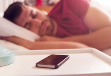 Dile adiós a la radiäción de tu celular: esta es la distancia a la que debe estar mientras duermes