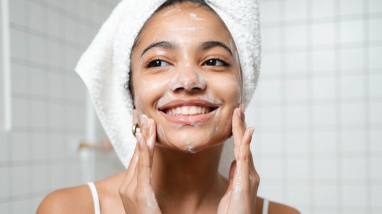 Olvídate de mascarillas costosas y productos inalcanzables, cuida tu rostro con esta rutina facial