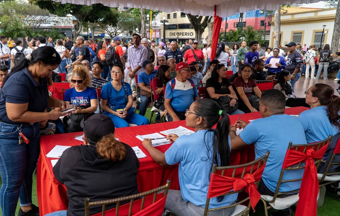 Carabobeños recolectaron firmas en respaldo a los migrantes venezolanos