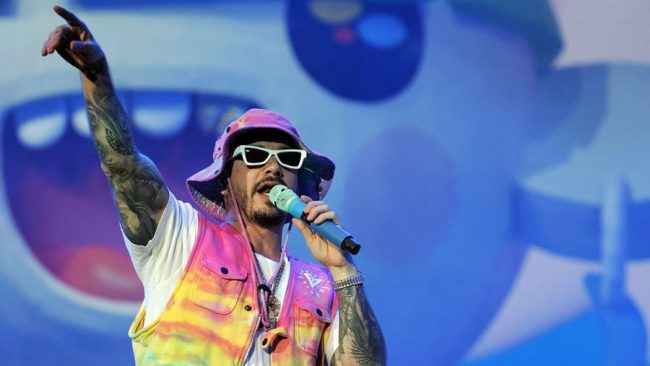 J Balvin hace un homenaje a Shakira, Juanes y más colombianos en el comienzo de su gira por Estados Unidos