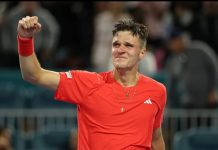 El tenista checo de 19 años Jakub Mensiken superó a Novak Djokovic en el Miami Open y se tituló campeón