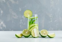 El mejor momento del día para tomar agua de limón y aprovechar sus propiedades según los expertos