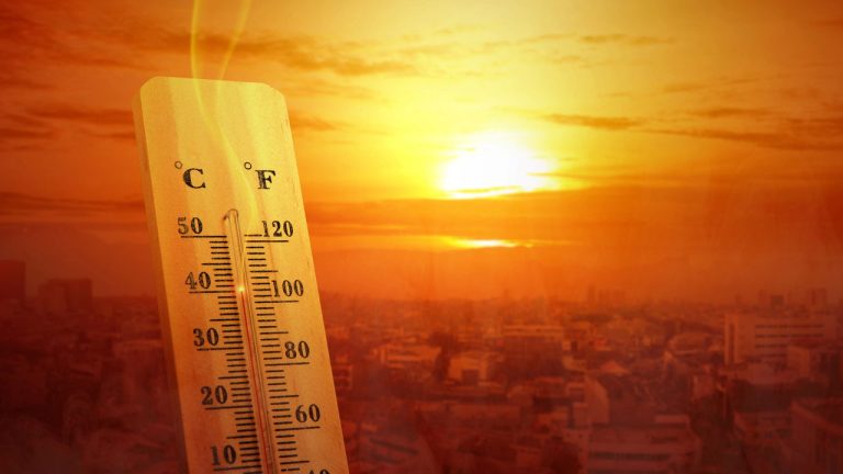 Autoridades sugieren mantenerse hidratados por las temperaturas que se sentirán hasta el 02 de mayo