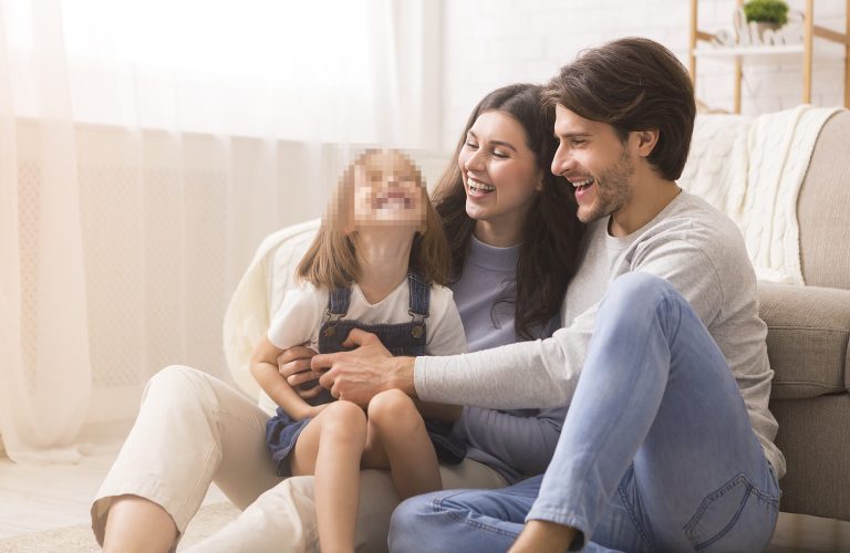 Según estudio de psicología, los padres que hacen chistes crían hijos más felices (+ Detalles)