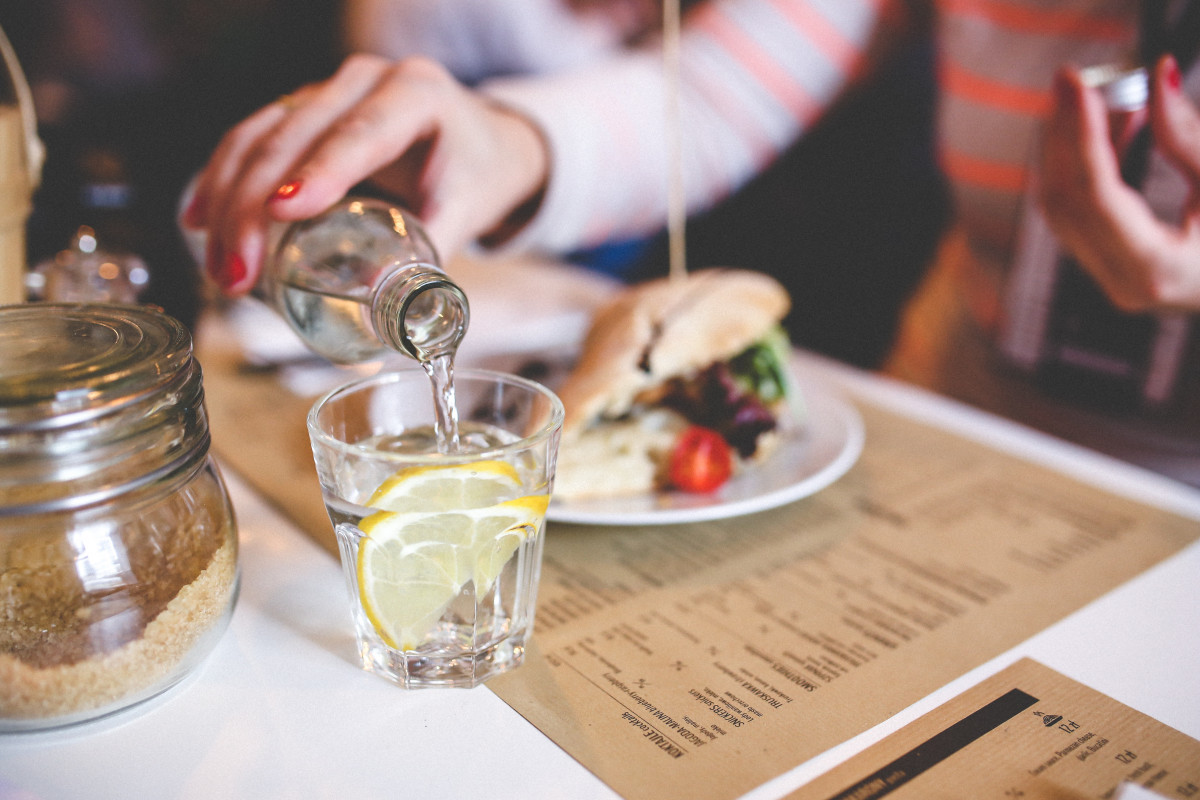 No bebas nada frío al comer si no quieres retener grasas y ralentizar la digestión