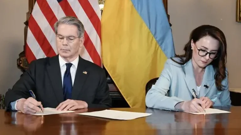 EE.UU. firma un histórico acuerdo con Ucrania para la explôtâción de minerales (+ Detalles)