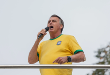 Expresidente Jair Bolsonaro fue operado con éxito en Brasilia por problemas derivados de la puñaladä que recibió en el 2018