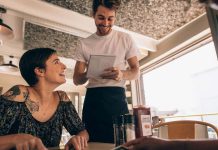 Las personas que siempre ayudan a los mesoneros después de comer en un restaurante tienen estas características, según la psicología