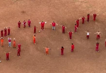 El grupo de migrântes que formó un SOS gigante para pedir ayüda desde un centro de detêncïón en Texas (+ Detalles)