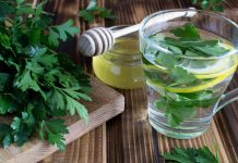 Agua de perejil como un aliado económico y natural para cømbåtir el hígado grasö