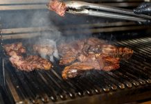 ¿Por qué algunas personas tiran sal sobre las bräsas? Un truco que mejora tu asado