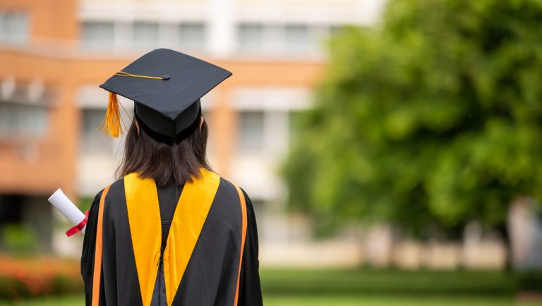 Generación Z: La mayoría de los graduados de la universidad consideran que fue una «pérdidä de dinero»