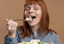 ¿Comer rápido o comer lento? Expertos determinan cuántos minutos deben dedicarse a comer