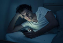 Todo lo que conlleva dormir con el móvil en la habitación no es bueno, según los expertos