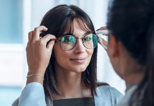 ¿Cómo y cada cuánto tiempo se deben limpiar los lentes para mantener una visión óptima?: los expertos lo tienen claro