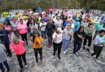 Bailoterapia, ajedrez, domino y otras actividades recreativas mejoraron la tarde de los abuelos de Caricuao