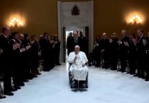 Papa Francisco recibe a 70 trabajadores del Hospital Gemelli en Esta Martha como agradecimiento