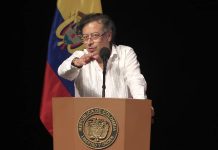 Petro denüncia asęsįnåtø de 27 uniformados en Colombia y responsabiliza al Clän del Gølfö