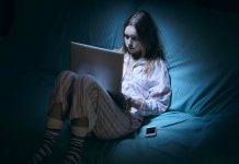 El tiempo frente a la pantalla se relaciona con falta de sueño y dêpresïón entre las adolescentes, según los expertos (+ Detalles)