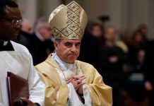 Angelo Becciu, el cardenal vetädo por el papa Francisco, renunció a participar en el cónclave