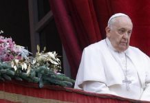 El papa Francisco reapareció ante los fieles en la plaza de San Pedro durante su convalecencia