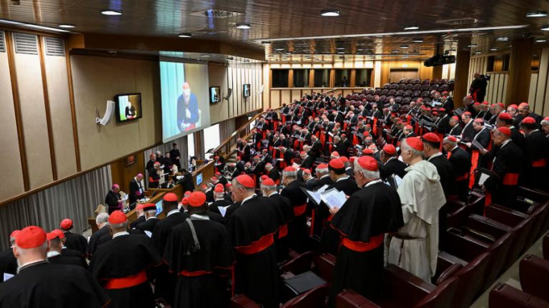 Los cardenales afrontan el problema de las finanzas, uno de los retos para el nuevo Papa