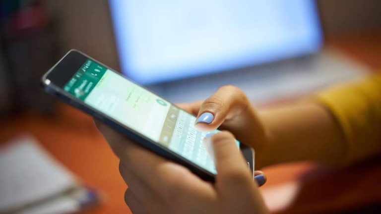 Escuelas públicas de Nueva York prohïbirán el uso de celulares durante toda la jornada escolar