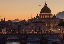 Empleados del Vaticano denuncian que su sueldo está congelado desde 2008