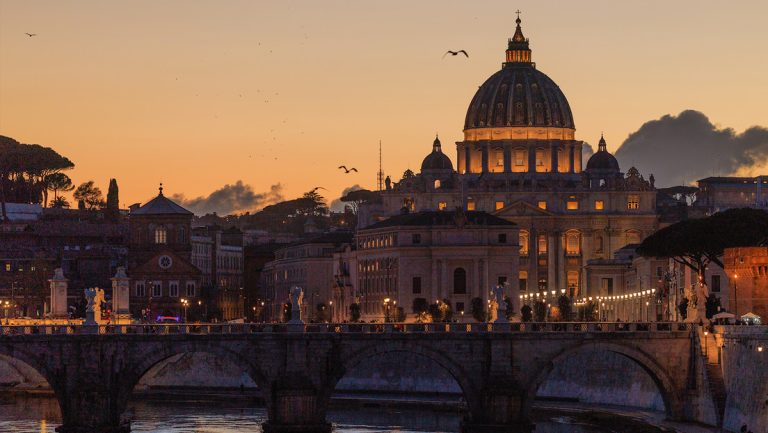 Empleados del Vaticano denuncian que su sueldo está congelado desde 2008