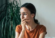 “No te van a querer ni los perros”: las palabras pueden doler más que los golpes, según la psicología (+ Detalles)