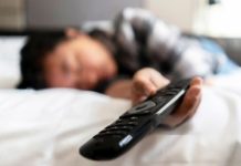 Qué significa que una persona necesite el televisor para quedarse dormida, según la psicología (+ Detalles)