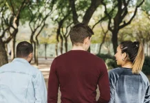 Qué significa cuando una persona interrumpe siempre a los demás cuando hablan, según la psicología (+ Detalles)
