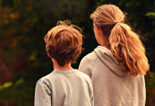 Según estudio, los hermanos menores se consideran los más graciosos (+ Detalles)