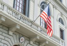 Estados Unidos podría cerrar casi 30 de sus embajadas y consulados, como parte de los recortes públicos