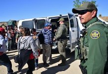 Acusan a migrantes por cruzar la franja de la frontera entre Estados Unidos y México