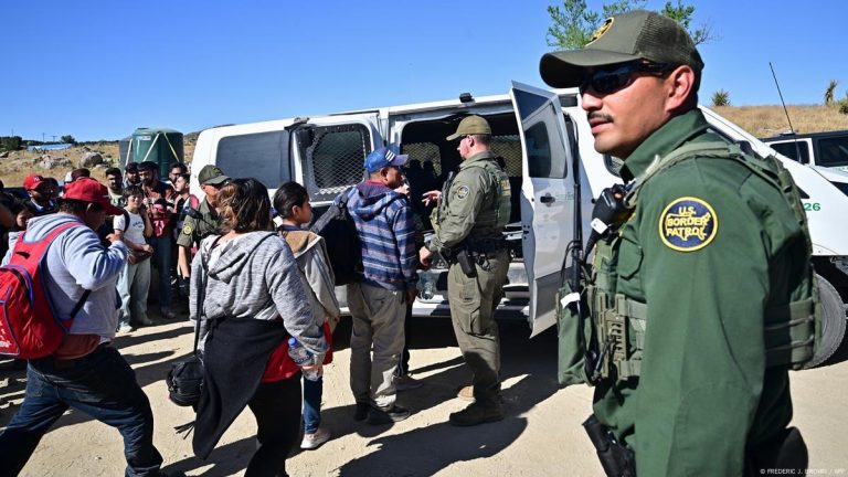 Acusan a migrantes por cruzar la franja de la frontera entre Estados Unidos y México