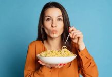 Comer pasta genera felicidad similar a escuchar música, revela estudio italiano
