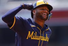Jackson Chourio extiende racha de hits pese a derrota de Milwaukee